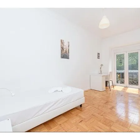Houze Family Flat In Near Zoo